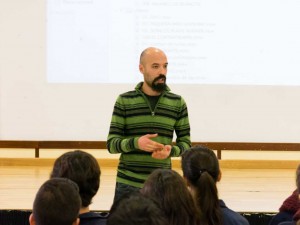 Alberto García. Técnico que explica los "secretos del cine" a los alumnos de 4º de ESO.