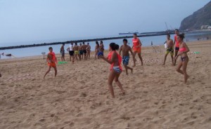 Jornada deportiva en la Playa de las Teresitas