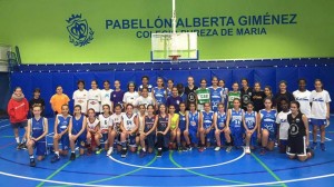 Las jugadoras del Baloncesto Echeyde posan por la derecha de la imagen.